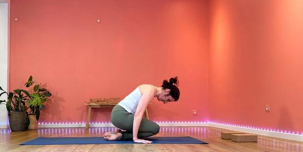 Lolasana posture de yoga d'équilibre pendant pose